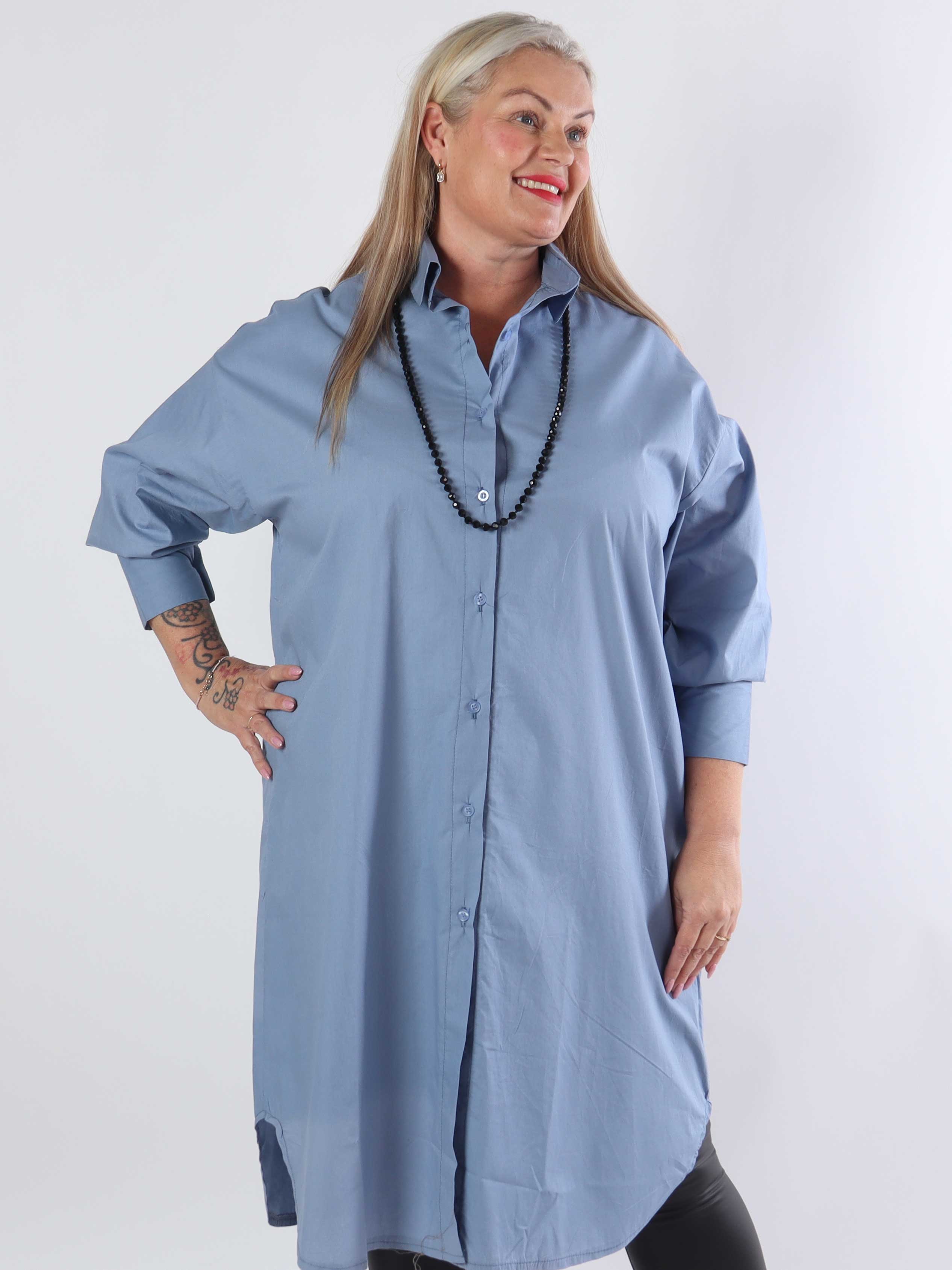 Ceylan - Lång skjortklänning i enfärgad bomull i plusstorlek